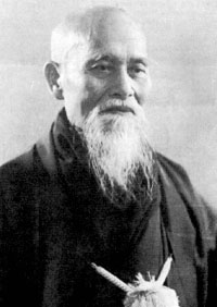 O Sensei Morihei Ueshiba (jap. 植芝 盛平; 14.12.1883 in Tanabe / Präfektur Wakayama; † 26.04.1969)